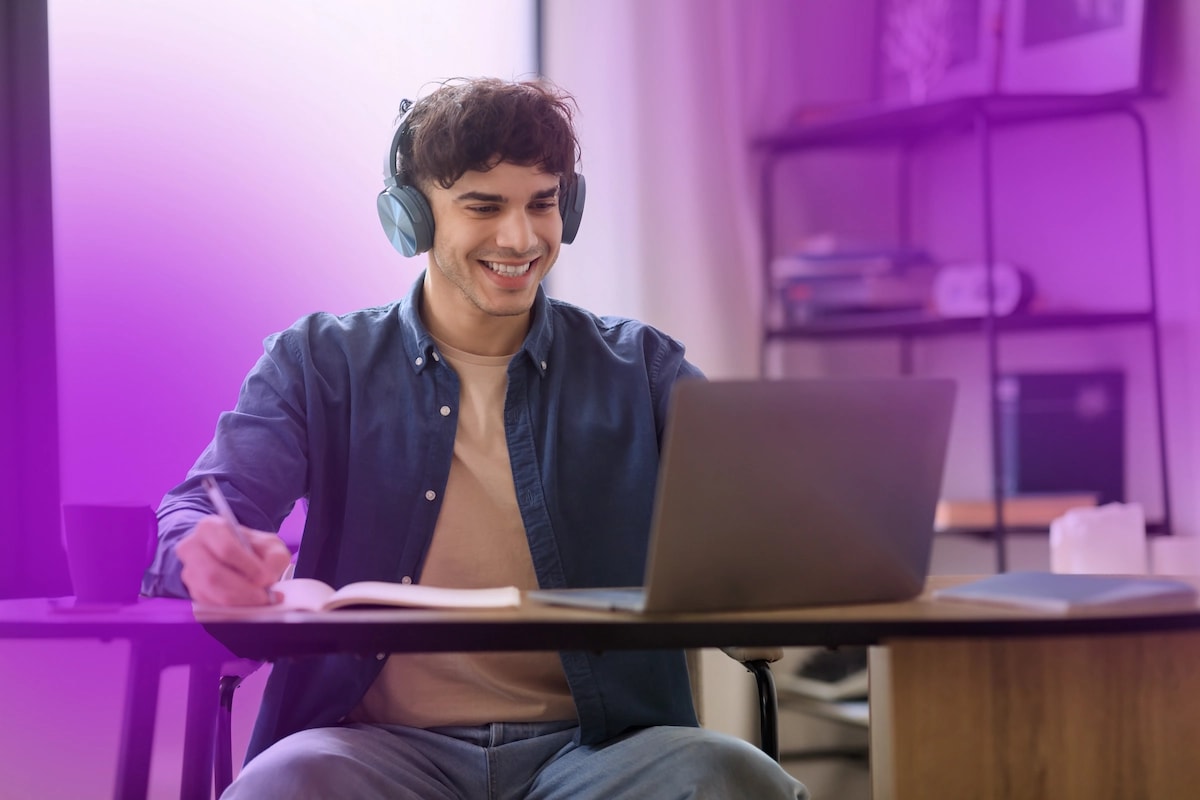 Online İngilizce dersinde not alan öğrenci